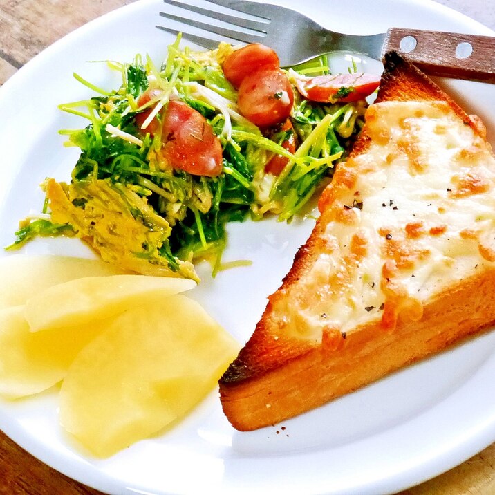 チーズトーストと炒め野菜の朝食プレート